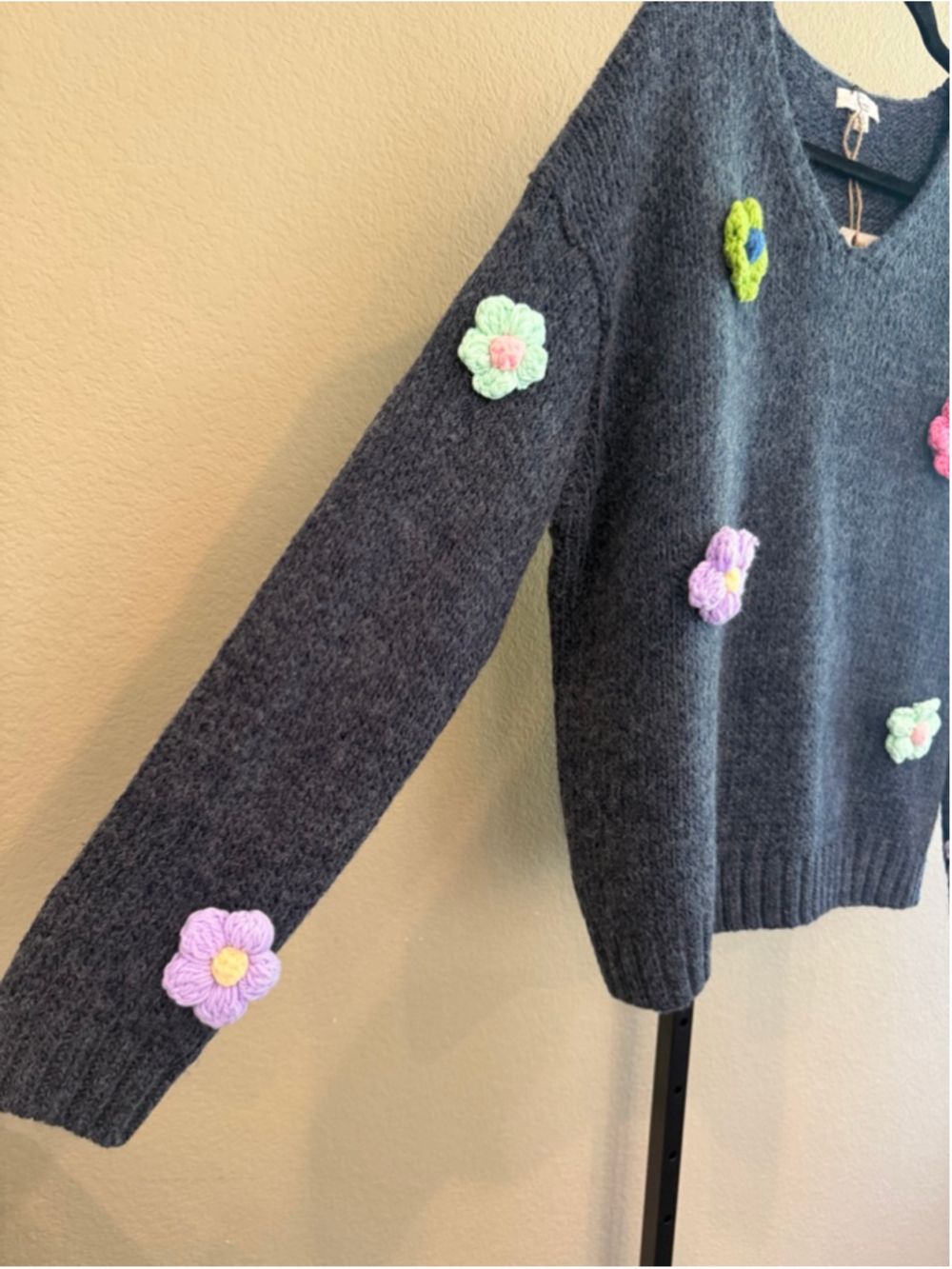 Easel 3D Flower Appliqués Chunky Sweater in Charcoal Grey Size S - Picture 4 of 8